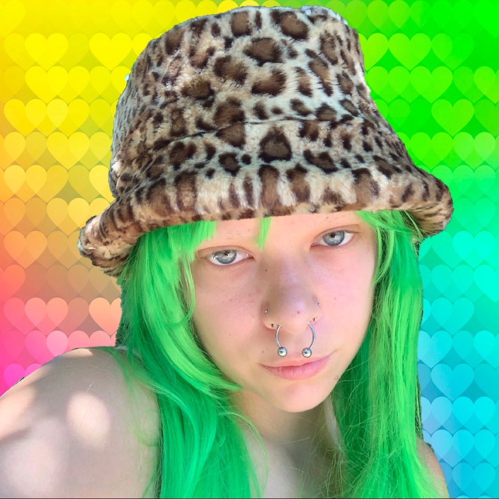 Fuzzy leopard print bucket hat 🐆